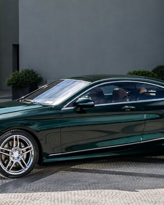 Зелёный Mercedes-Benz S-Class Coupe с серебристыми дисками