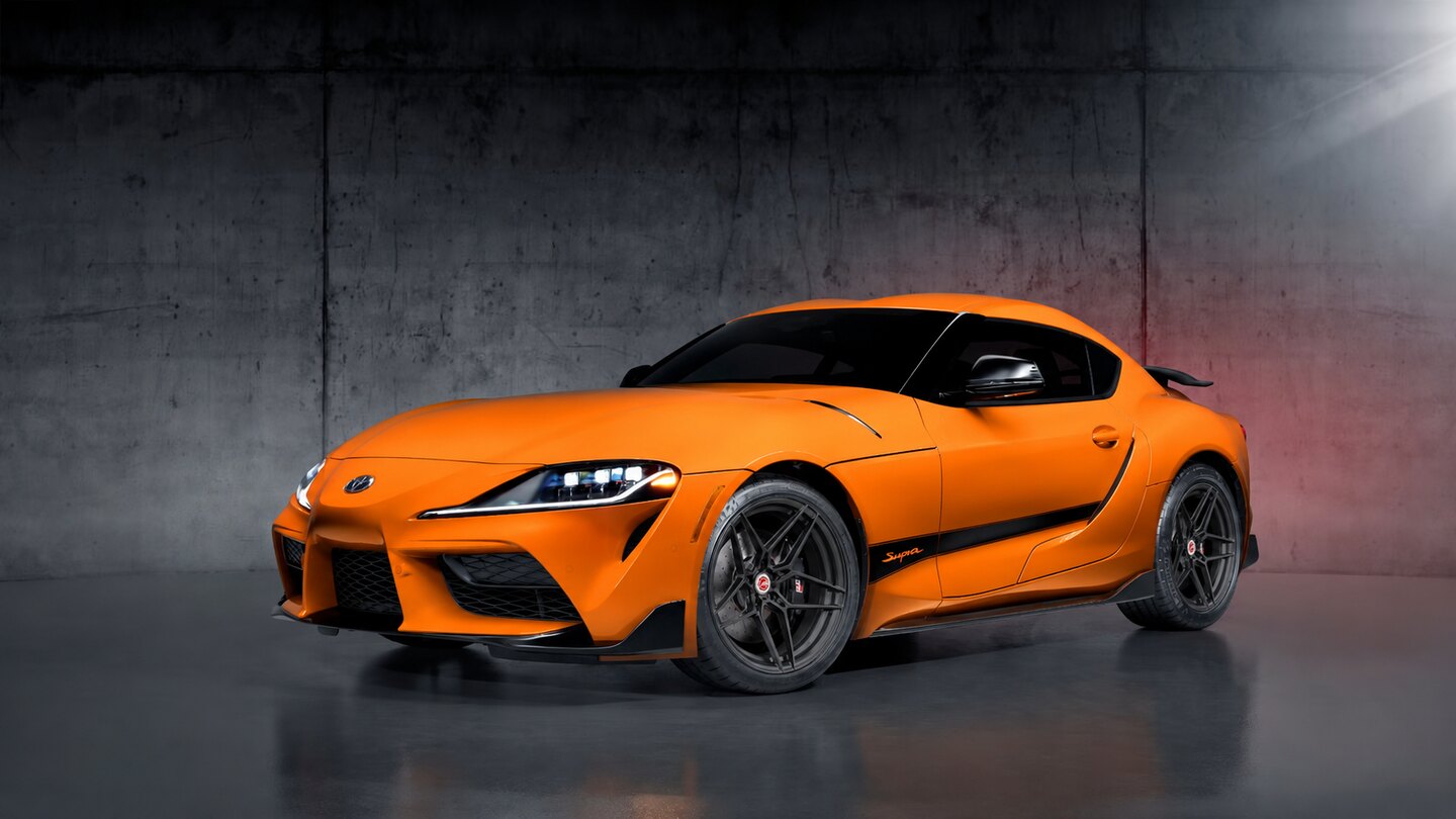 Оранжевая Toyota GR Supra с чёрными дисками с раздвоенными спицами