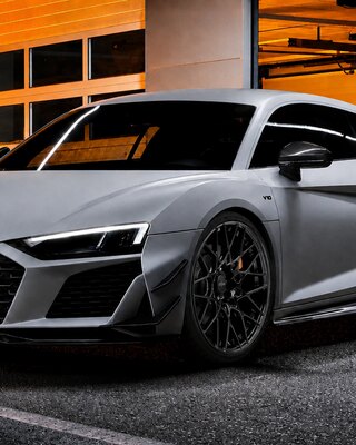 Серебристый Audi R8 с чёрными многоспицевыми дисками
