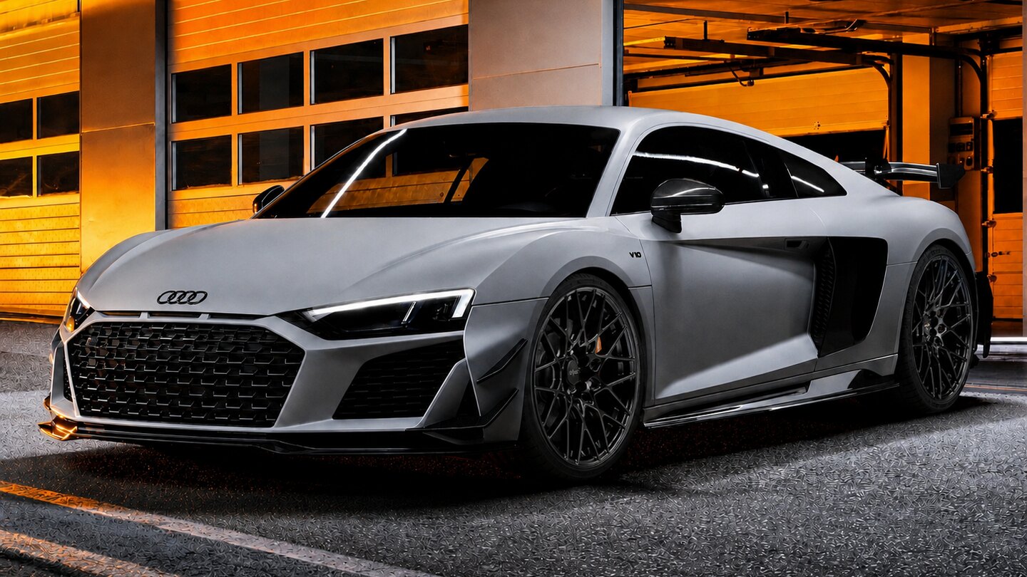 Серебристый Audi R8 с чёрными многоспицевыми дисками