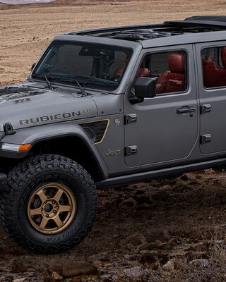 Серый Jeep Wrangler Rubicon с бронзовыми дисками