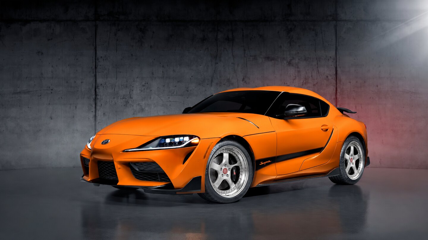 Оранжевая Toyota GR Supra с исходными серебристыми дисками
