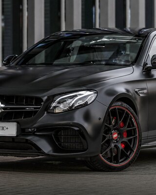Матово-чёрный Mercedes-AMG E 63 S с чёрными дисками BBS